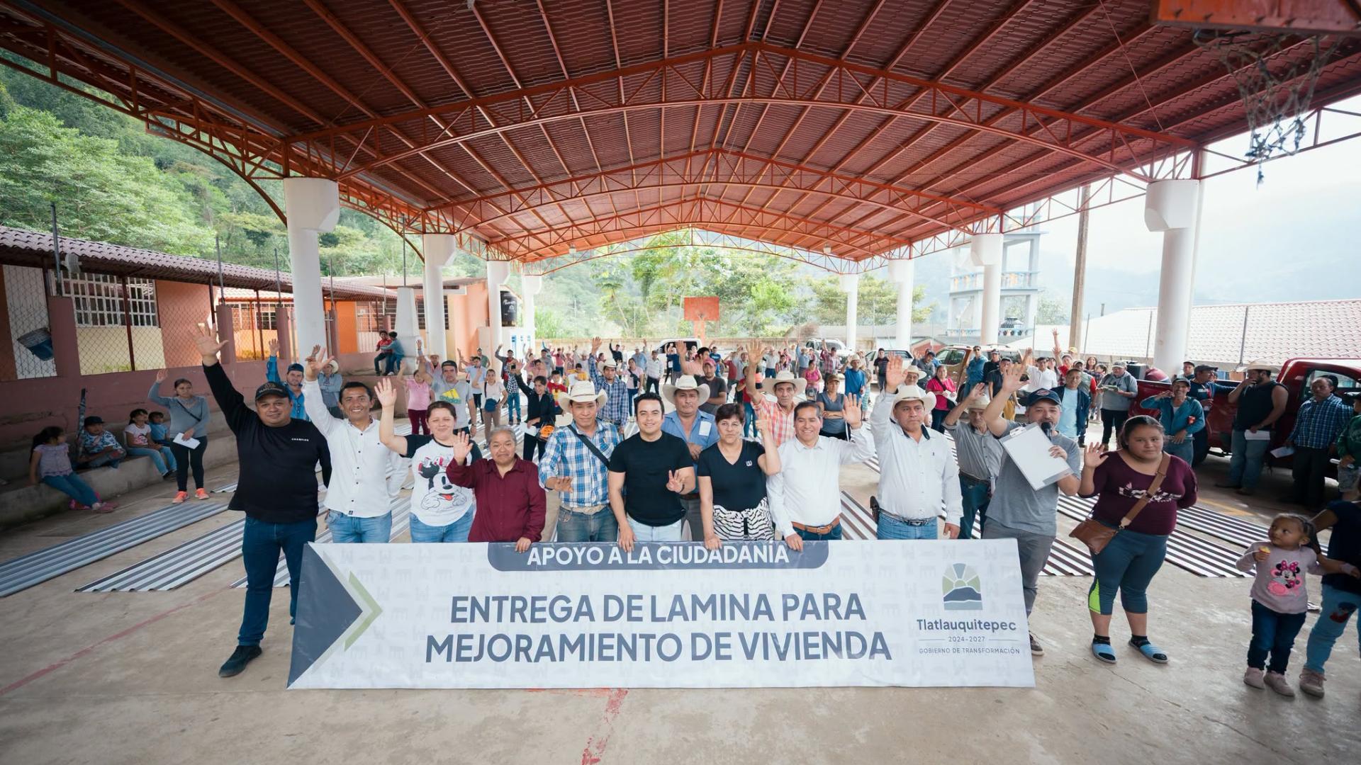 Gobierno de Tlatlauquitepec fortalece el bienestar de las familias con entrega de láminas para mejoramiento de vivienda en Tamalayo