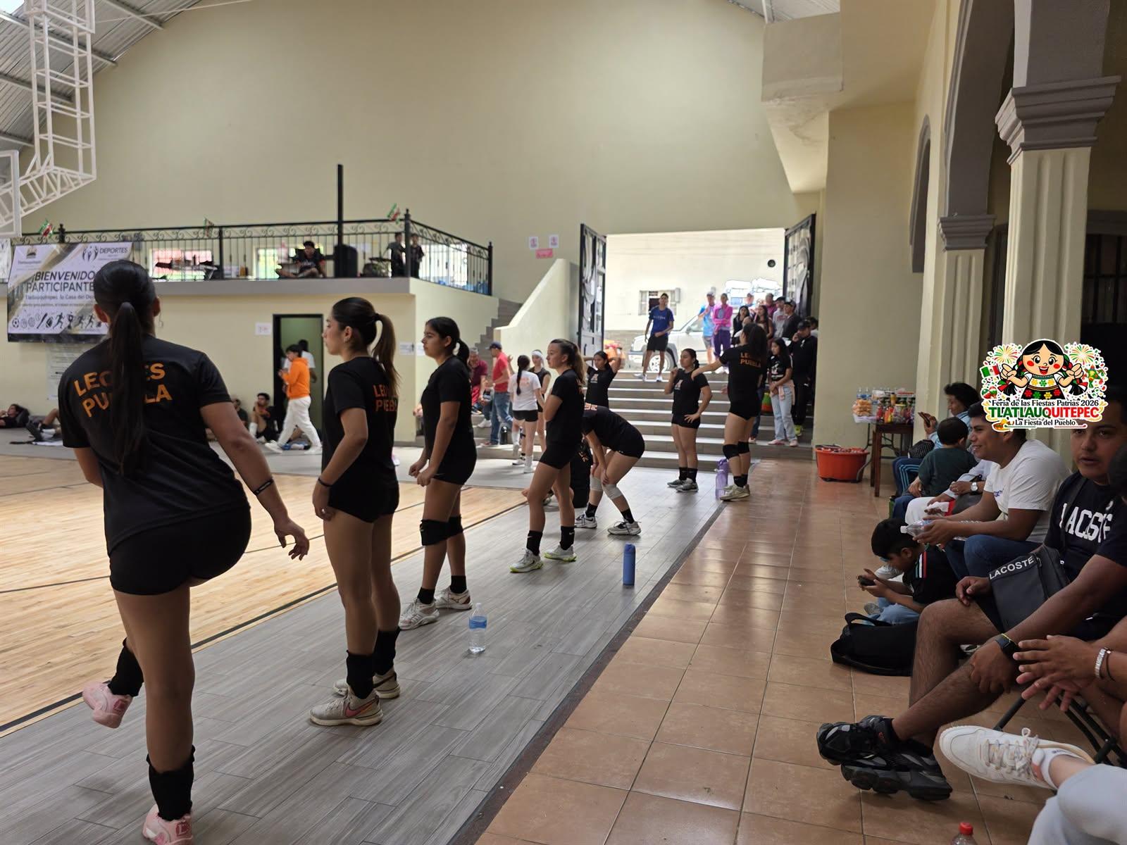 Comienzan los emocionantes encuentros de voleibol en la Feria Tlatlauquitepec 2026