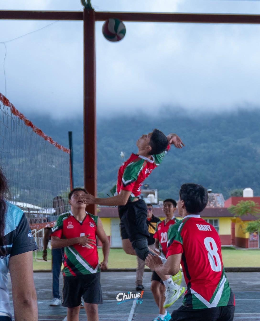 Encuentro de voleibol entre Club Oggis y BUAP Tlatlauquitepec